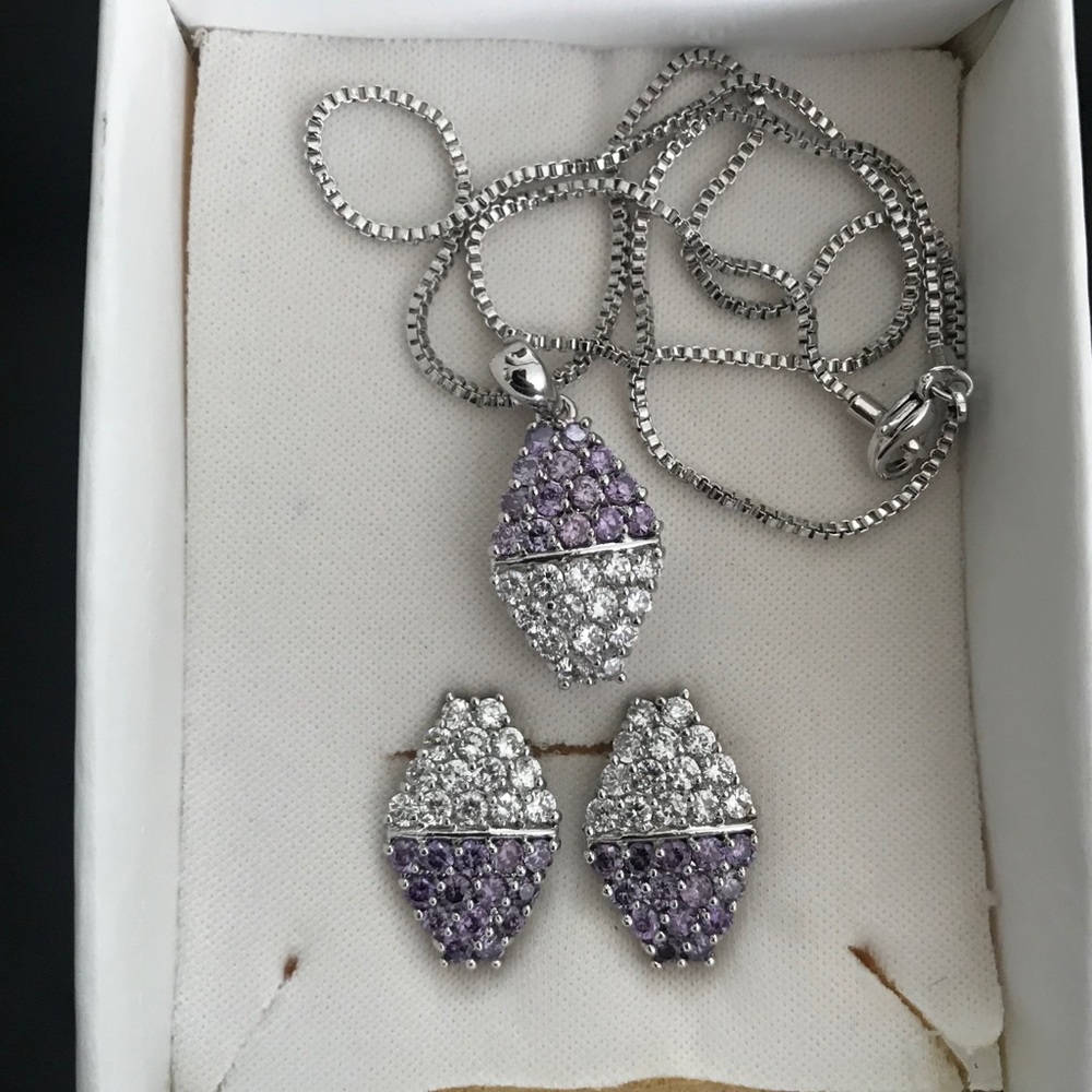 Set of earring and necklace.